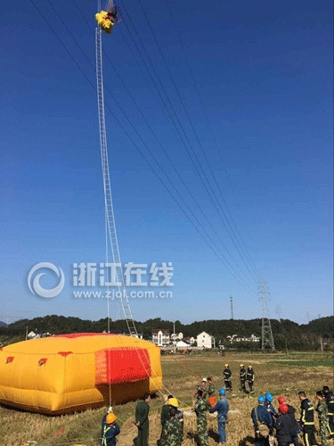 男子玩滑翔伞遇险：挂在11万伏高压线上