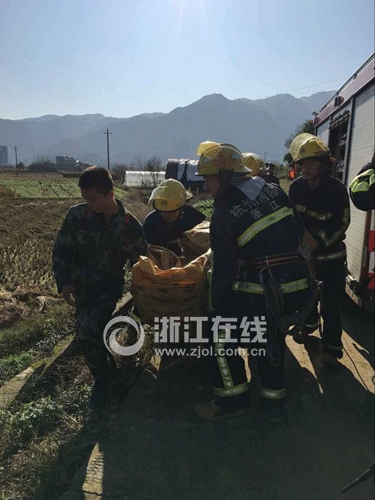 男子玩滑翔伞遇险：挂在11万伏高压线上