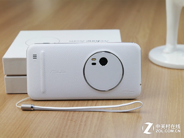 最薄光学变焦 白色华硕ZenFone Zoom赏析