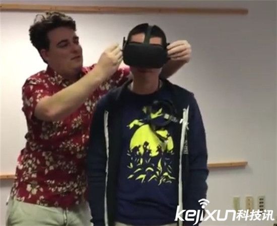 全球首台Oculus Rift消费版收货啦：创始人送货上门