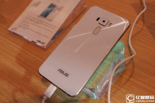 华硕Zenfone 3和Deluxe/Ultra有什么区别？对比哪个好？