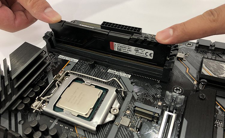 台式电脑内存条怎么装上去？台式机内存安装图解方法教程（双通道）