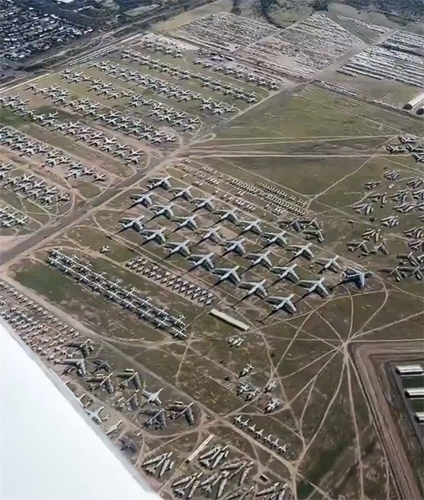 美国亚利桑那州飞机墓地 从飞机上看 密密麻麻壮观非常
