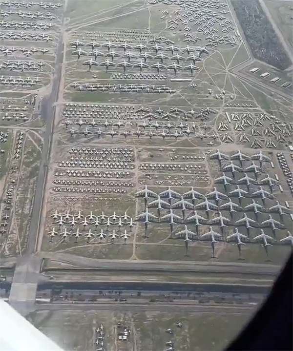 飞机上俯瞰美国飞机墓地:密密麻麻 蔚为壮观