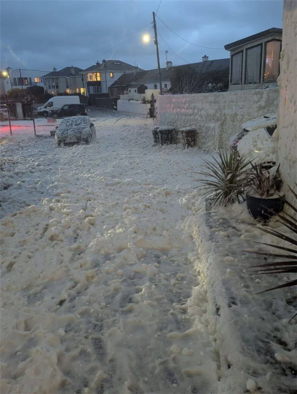 爱尔兰村庄出现罕见“泡沫雪” 像是洗洁精被打翻了