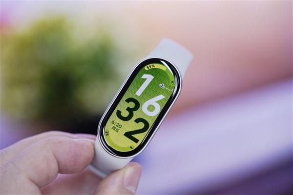 小米手环10 NFC版上手体验，超窄四等边跑道屏!